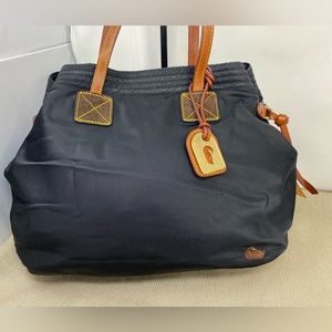 DOONEY & BOURKE BLACK NYLON CINCH-SIDE TOTE